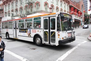 Trolebus circulando por el centro de San Francisco.