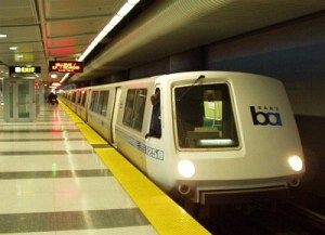 Tren de alta velocidad en la terminal del aeropuerto internacional de San Francisco.